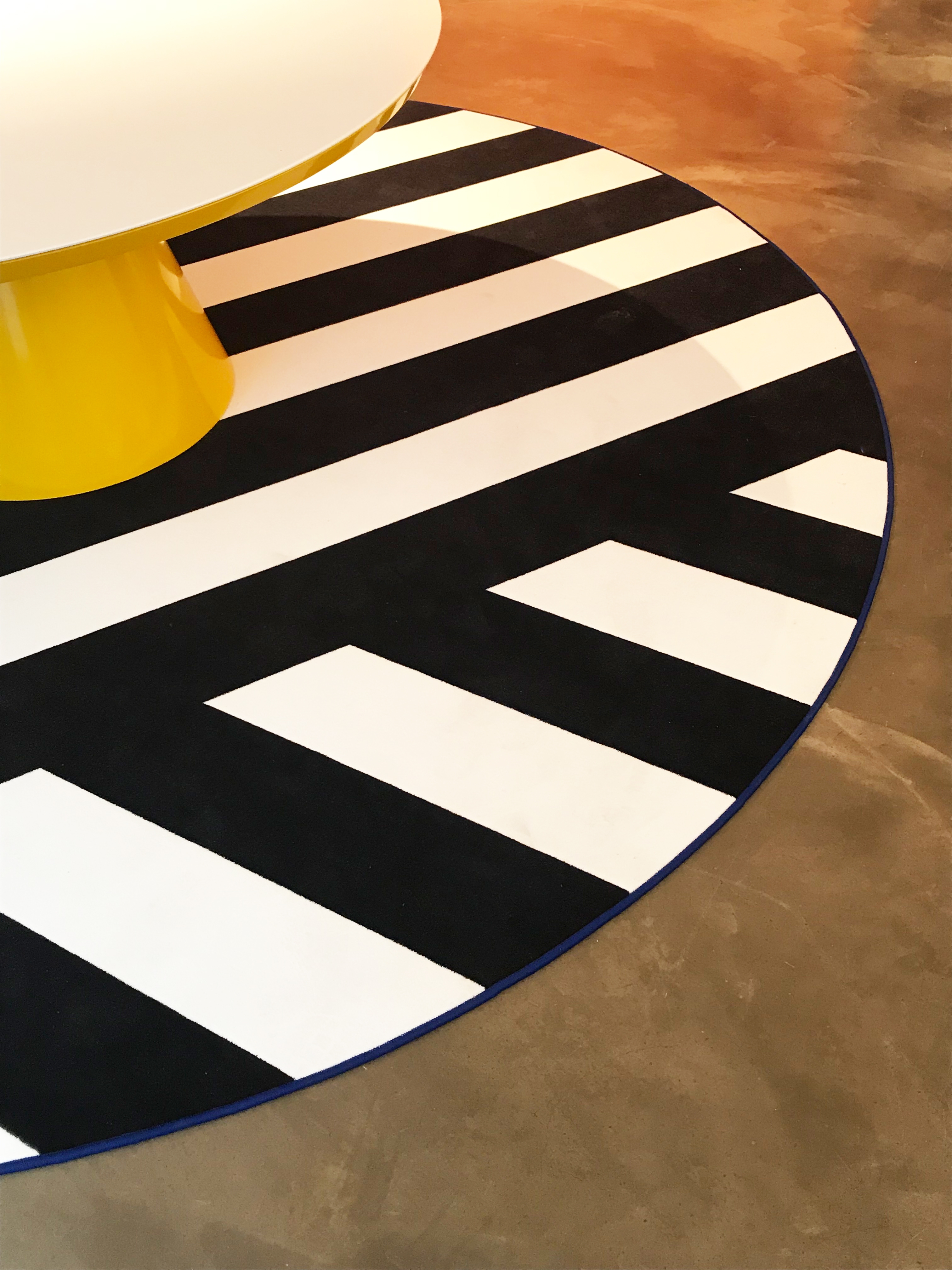 Zenker's studio logo provided the motif for the round, blue carpets. The largest of the three individual pieces has a diameter of 3.5 metres. Photo: © Sebastian Zenker