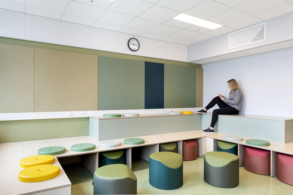 Punto can be used in libraries, in gyms or even directly by the pool. The seat cushion is comfortable and remains unperturbed by heat, cold, sun and or rain 