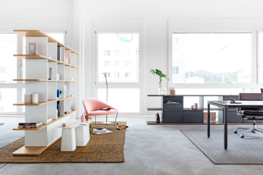 Work-Life-Balance: Mit dem erweiterbaren Raumteil- und Regalsystem LO Next von Lista Office LO lassen sich offene Räume strukturieren und Wohnen und Arbeiten stilvoll wie funktional trennen. Foto: Lista Office LO