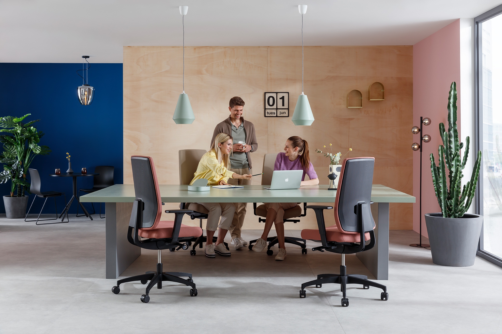 Work chairs are not only used in the office. Many people have set up home offices and with its discreet appearance, Indeed is designed deliberately to blend into a living room ambience
