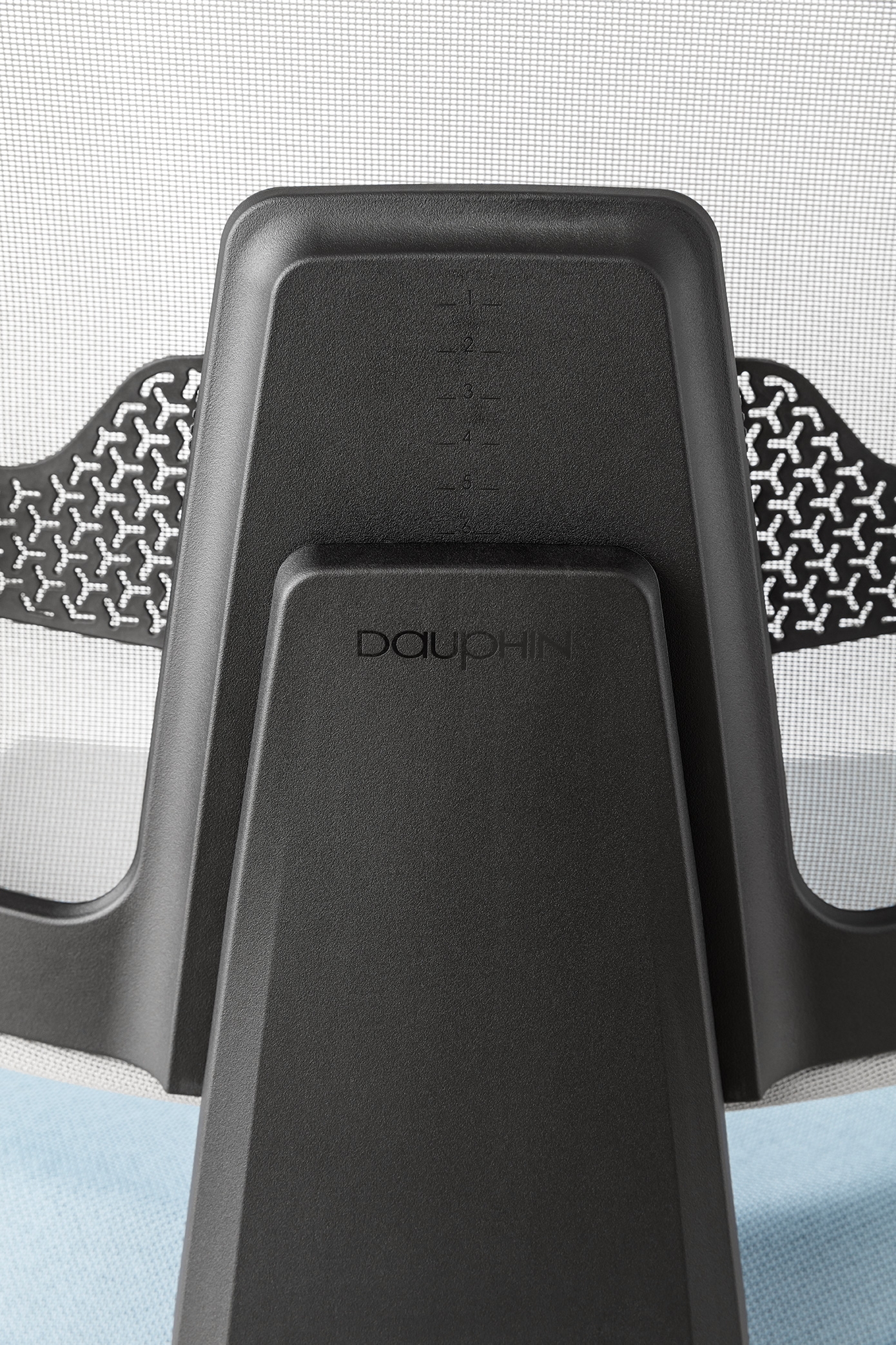 Excellence lies in the detail: fine light edges set subtle accents on the backrest, while the seamless transition to the support gives it the appearance of being cast from a single mould