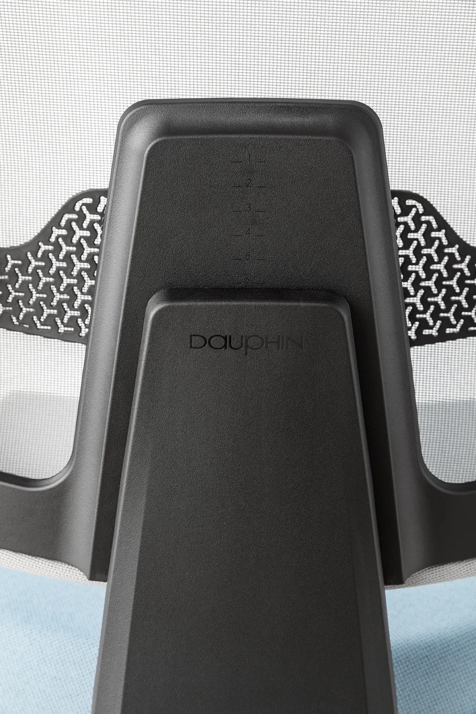 Excellence lies in the detail: fine light edges set subtle accents on the backrest, while the seamless transition to the support gives it the appearance of being cast from a single mould