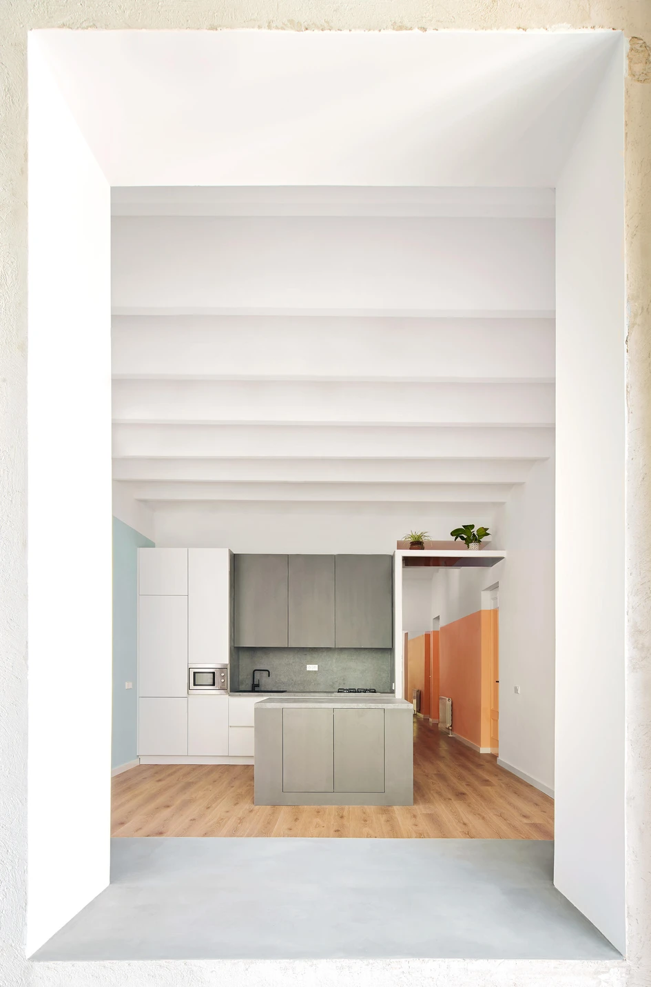 In the Magic Box Apartment, Raul Sanchez Architects deliberately create blurred boundaries between the living room, the open kitchen, and the hallway that connects the rest of the space. Photos: José Hevia