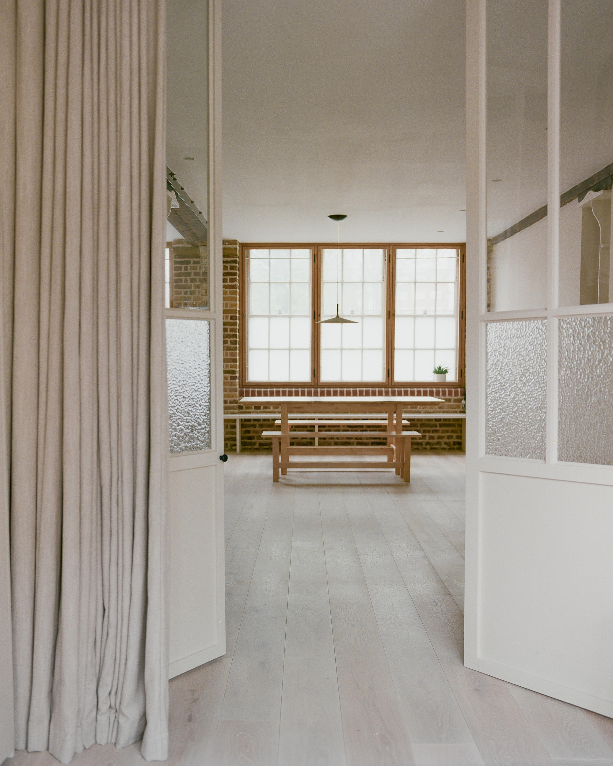 Offene Küchen- und Wohnbereiche wie in der NAN Residence von FOF Studio profitieren von viel Licht, das durch lichtdurchlässige Trennwände oder Oberlichter ins Innere fällt. Fotos: Biel Moreno