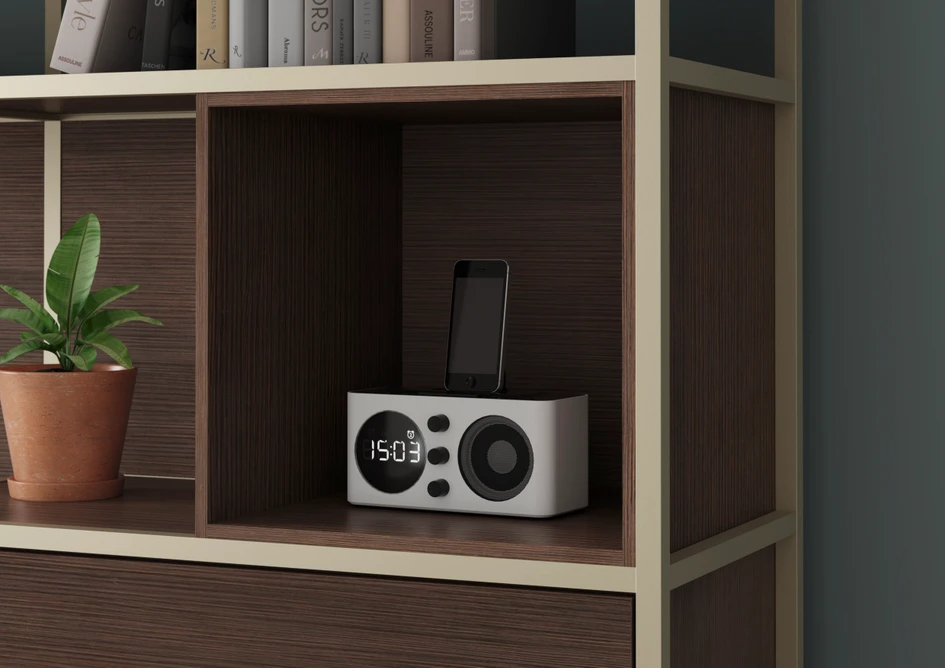 Der Rahmen von Creo, hier aus champagnerfarbenen, geschliffenen Aluminiumprofilen, lässt sich nach Wunsch und Einsatzzweck mit verschiedenen Einlegeböden und Elementen bestücken, die etwa mit der Tischplatte eine formale Einheit bilden