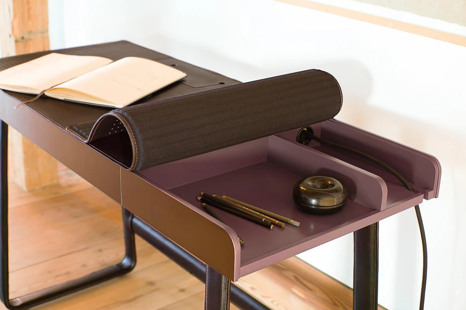 Pegasus Home Desk von ClassiCon