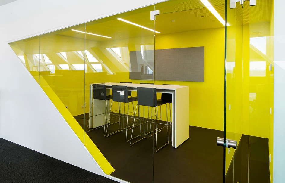 Design principles are as important to employee wellbeing as tech solutions. Port of Antwerp, concept and realization FORUM OFFICE, Sint-Gillis-Waas, Belgium. Photos: Sarah Blee (Antwerp)