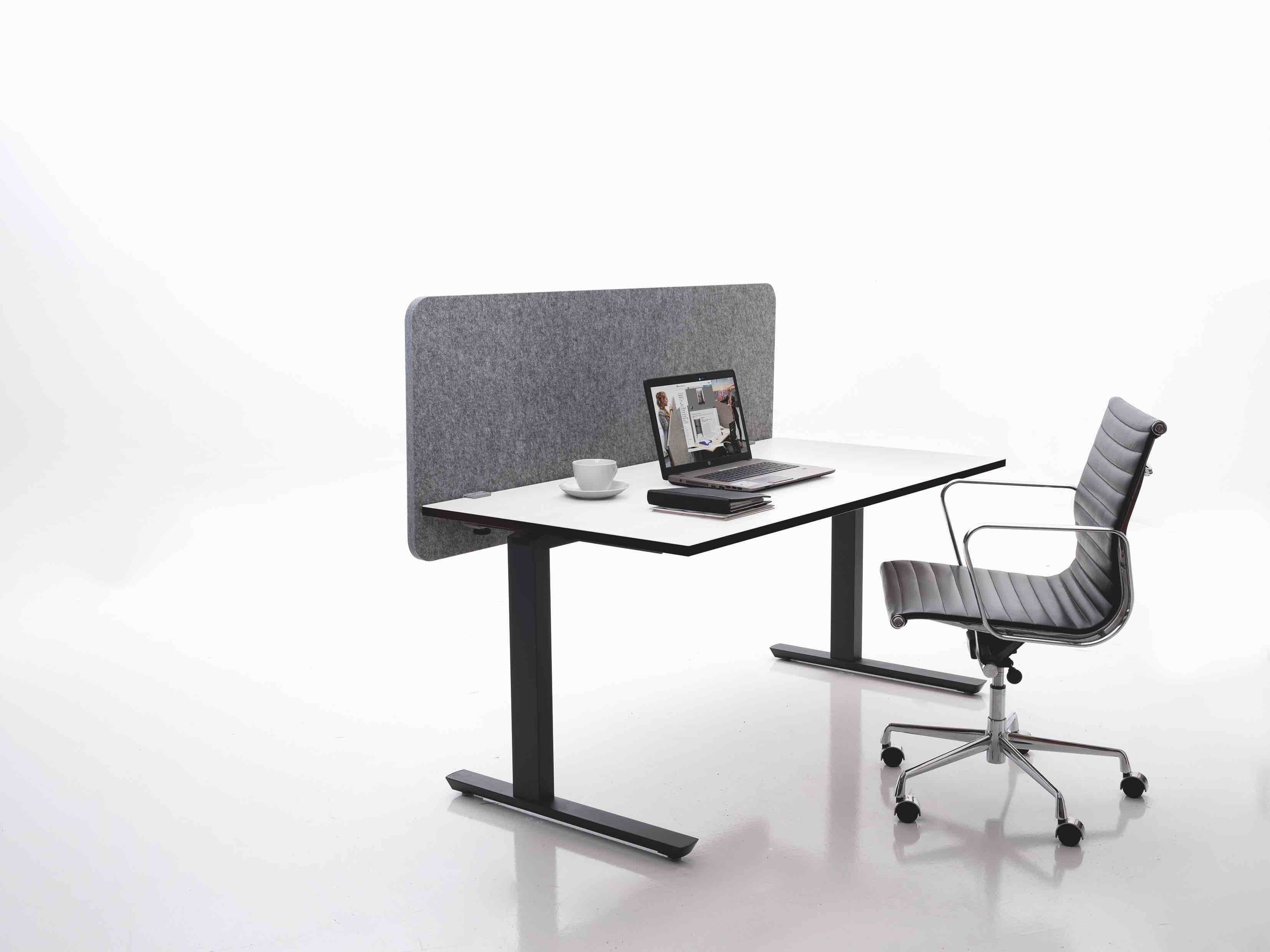 If the foot space below the desk is to remain free, the Flyby version is the obvious choice, as it can be attached to the desk top in a few simple steps using a screw clamp