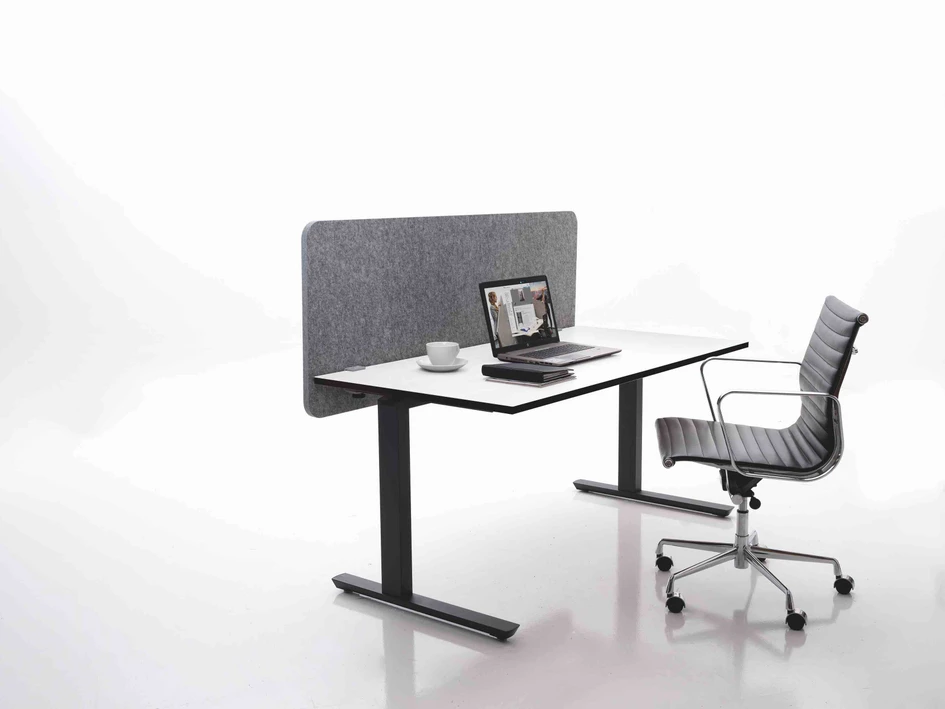 If the foot space below the desk is to remain free, the Flyby version is the obvious choice, as it can be attached to the desk top in a few simple steps using a screw clamp