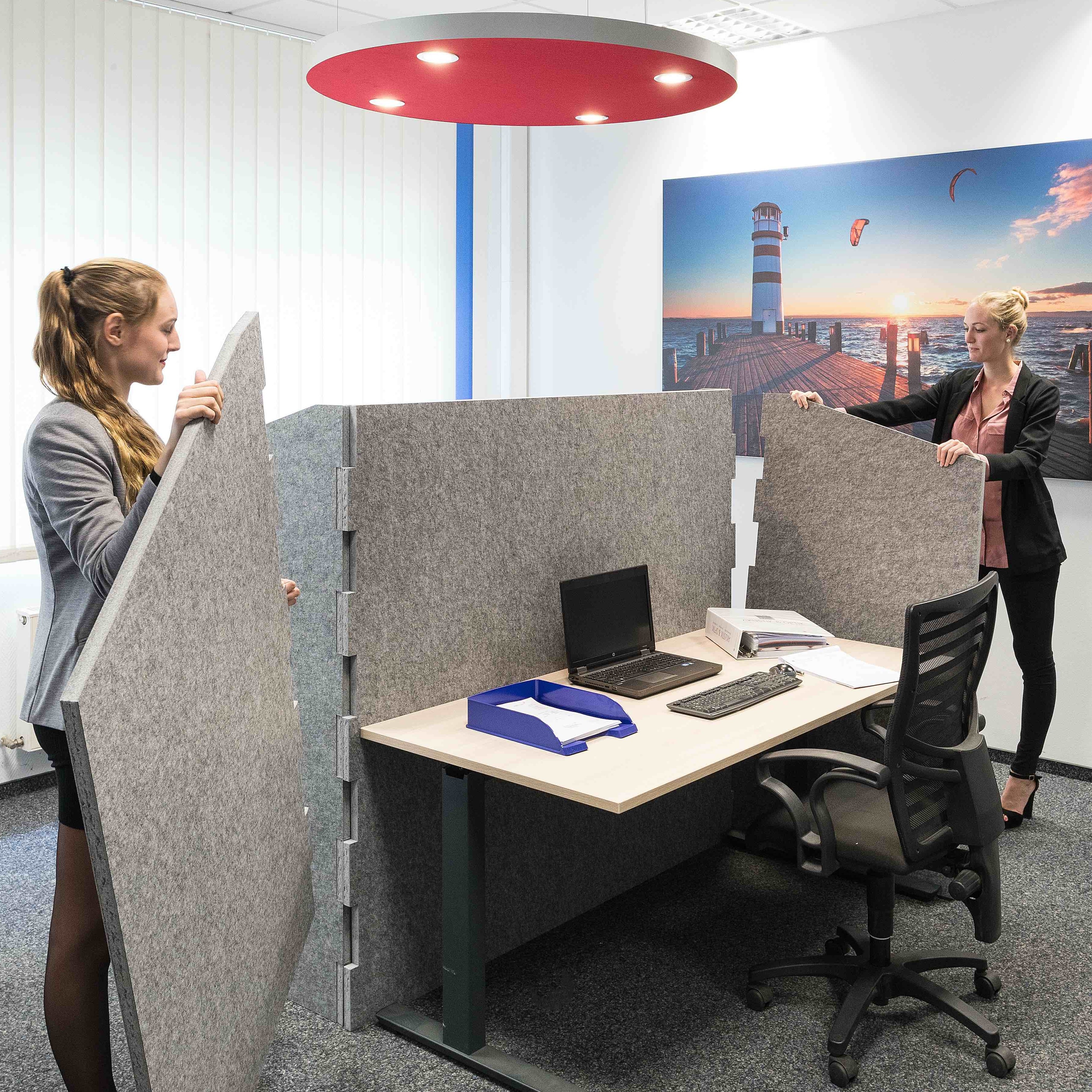 The acoustic walls of the frameless, minimalist series Akustik to go can be assembled and disassembled thanks to a stable interlocking system and can be extended at any time