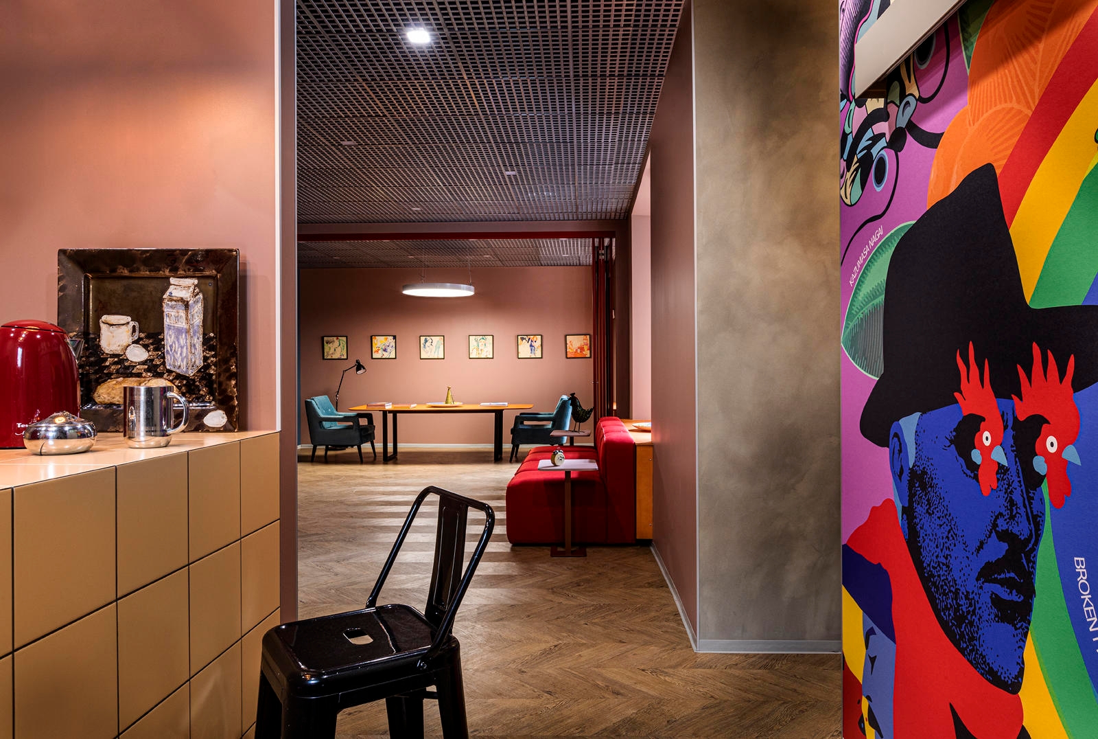 Farbe und Textur wie die dunkelgraue Netzdecke, der helle Parkettboden und die beige geflieste Küchentheke spielen im Büro einer Schallplattenfirma von Two Interior Design Studio eine wichtige Rolle. Fotos: Mikhail Stepanov