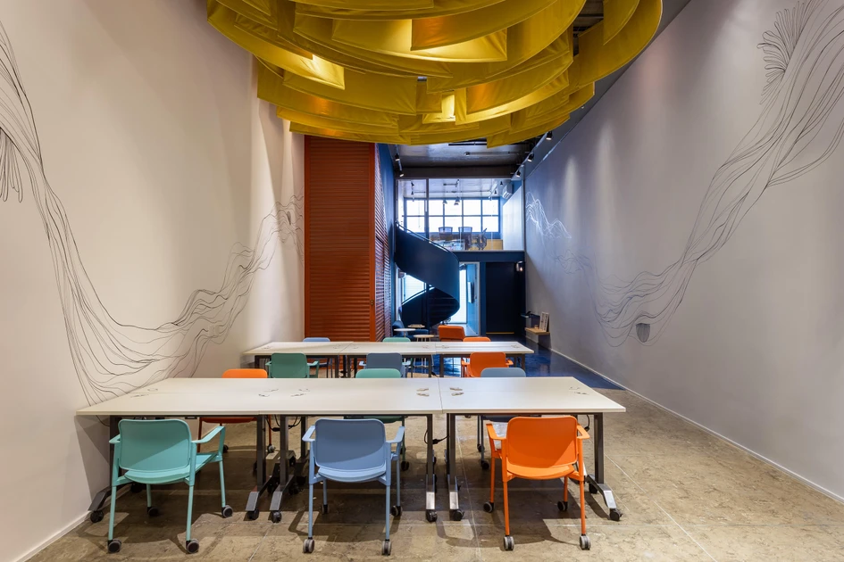 The colours in this office conceived by Superlimão emulate the interior design often used by young, dynamic tech firms that Canary invests in. Photos: Israel Gollino