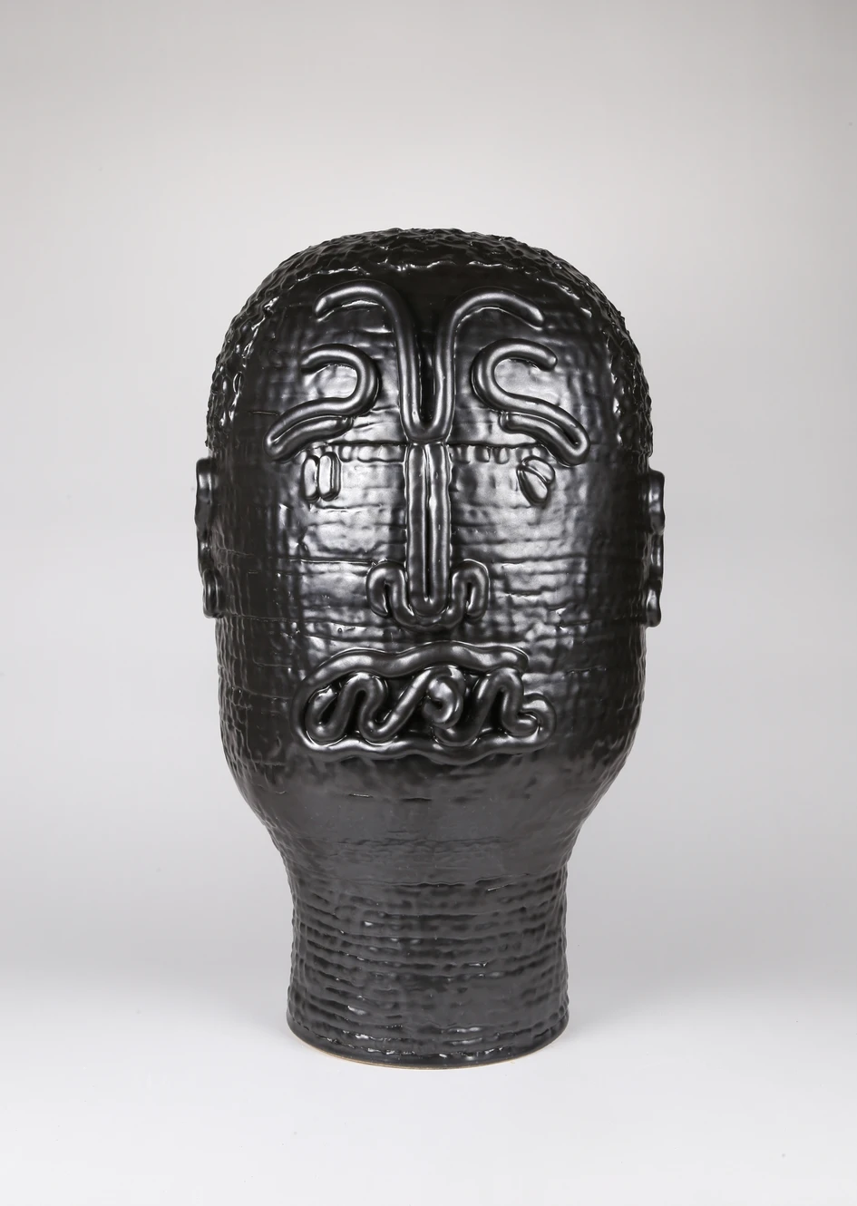 Friedman Benda gallery hosts a brand new collection of glazed stoneware by Nigerian American ceramicist and sculptor Ebitenyefa Baralaye. Pictured here: Portrait III, 2021