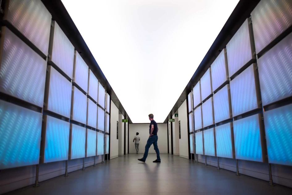 The British light design studio of Michael Grubb has created a permanent lighting system for Amazon's London headquarters, in which the wall elements of Ettlin Lux emit subtle light. © Michael Grubb Studio