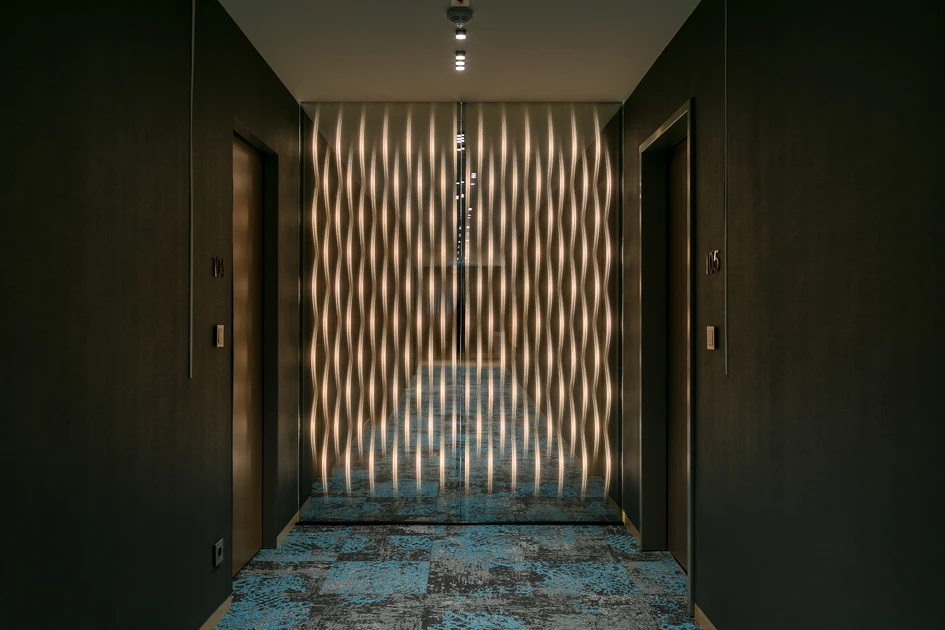 Backlit glass from Ettlin Lux can also be used as room dividers that create a special lighting atmosphere. On the website www.ettlinlux.com you can get an overview of the numerous product variants. © Nikolay Kazakov