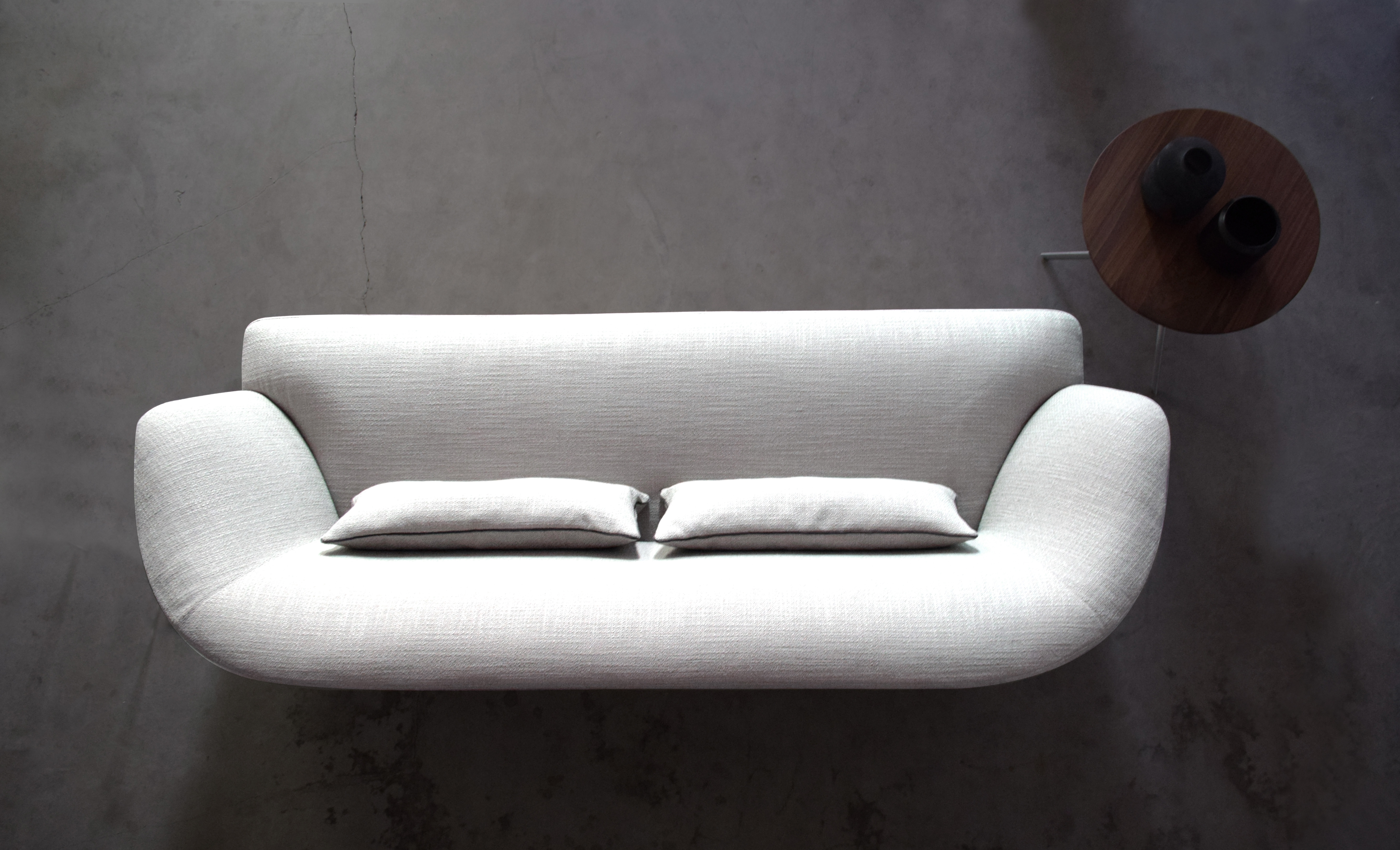 The new Robin coffee table from Verzelloni is designed to slide easily into both modern and classic interiors. It pairs particularly well with the Davos sofa