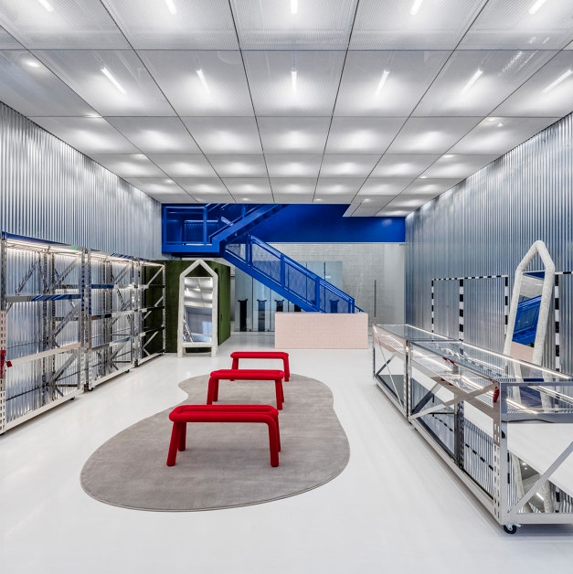 Leggi la storia Industrial design elements in retail interiors