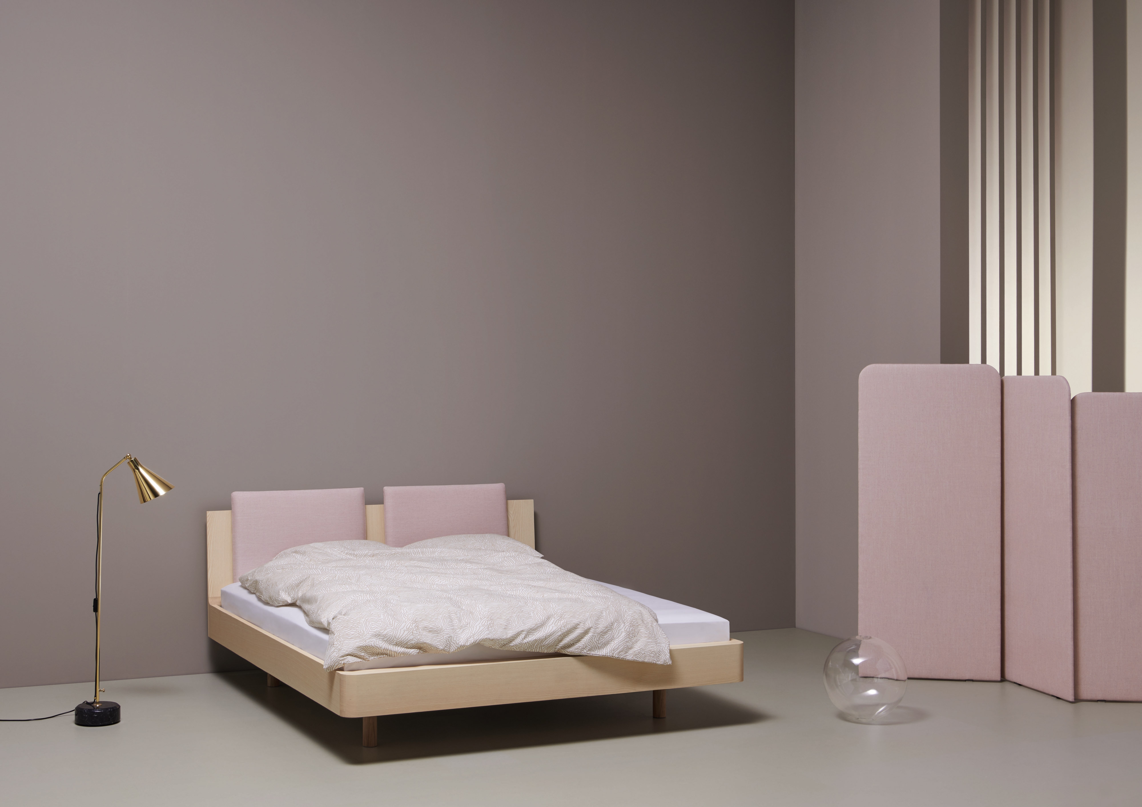 Bed Ais is the first wooden bed from the Swiss family company riposa. The design comes from Zurich-based designer Jörg Boner