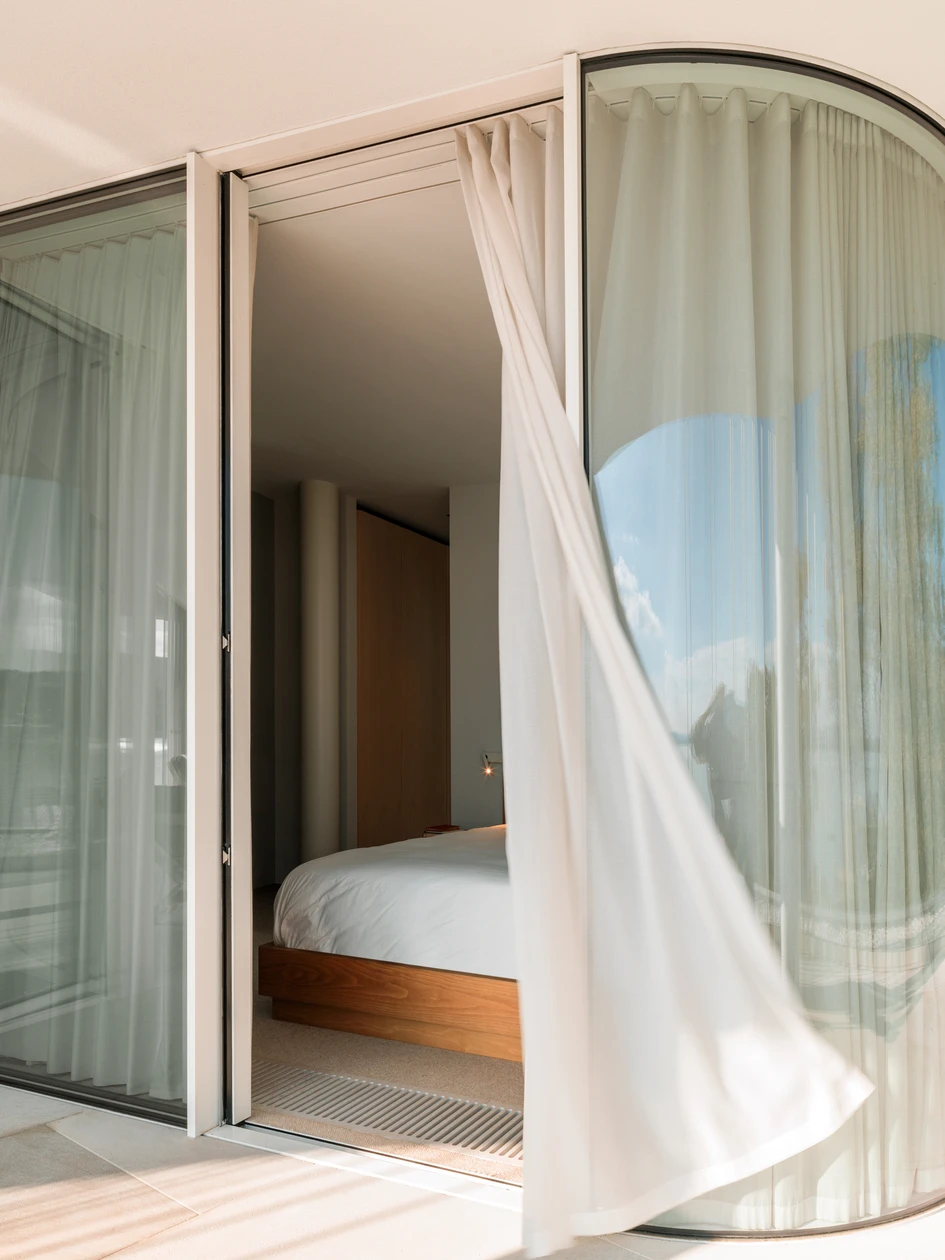 Die Schiebetüren von Sky-Frame verbinden die Räume mit einer Reihe von Terrassen, die eine Erweiterung der Wohnräume bilden