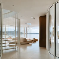 Die Villa Mosca Bianca besteht aus zwei unregelmässig geformten Stockwerken, die von Glaswänden umschlossen sind, die das Gefühl der Verbindung mit der Aussenwelt verstärken