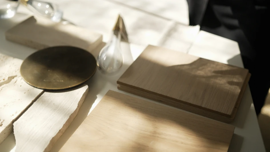 Das Haus zeichnet sich durch eine Palette natürlicher Materialien aus, die dazu beitragen, eine beruhigende Umgebung in perfekter Harmonie mit der umgebenden Landschaft zu schaffen