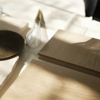 Das Haus zeichnet sich durch eine Palette natürlicher Materialien aus, die dazu beitragen, eine beruhigende Umgebung in perfekter Harmonie mit der umgebenden Landschaft zu schaffen