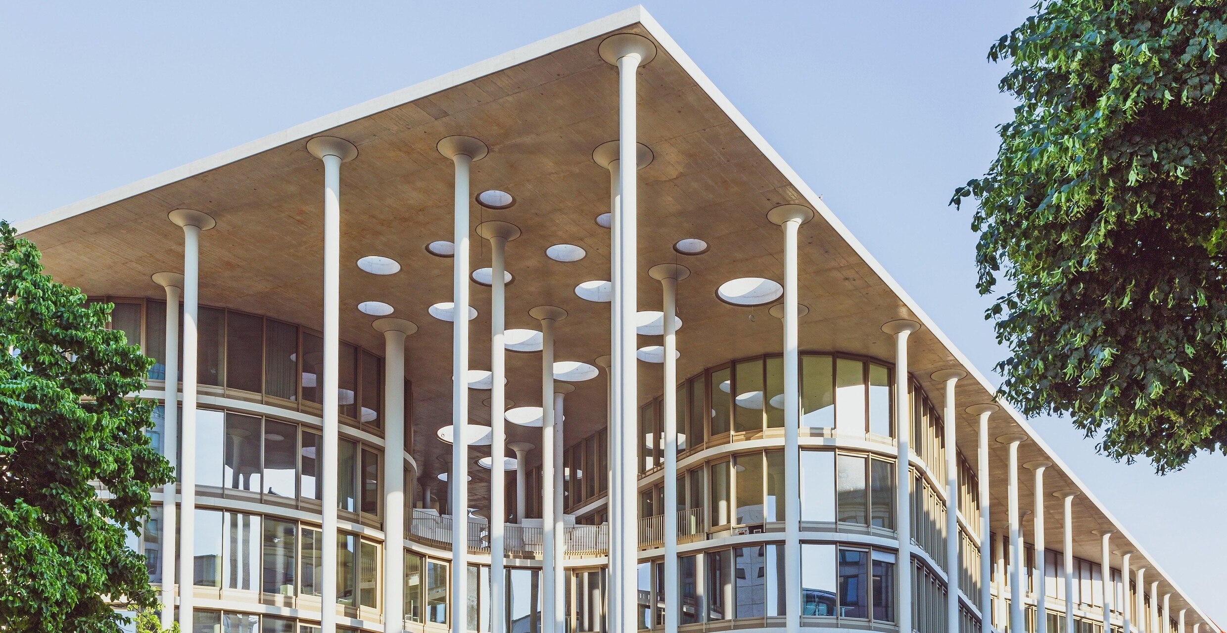 It may have taken a worldwide pandemic to ignite change, but now we’ve dipped our collective toes into the warm hybrid workplace waters, what’s next? Concept and realisation: Deutsche Werkstätten, Leipzig. Photos: Strohhut Pictures, Leipzig