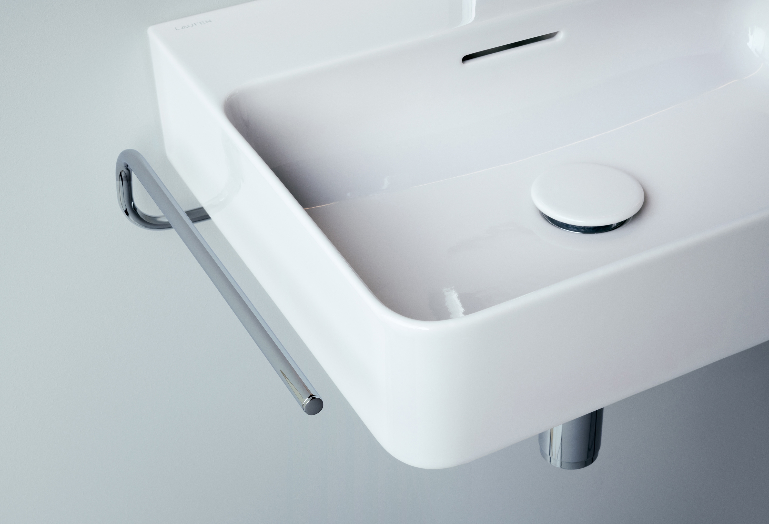 The Val range is ideal for demanding bathroom layouts and, with the first cuttable washbasin made of SaphirKeramik, offers solutions even for the smallest of rooms