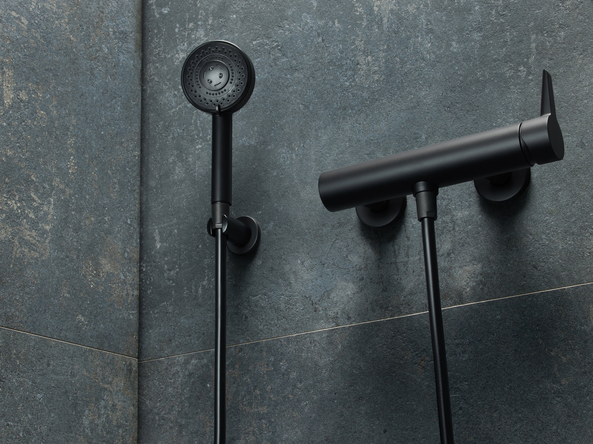 Taps, shower heads for showers and bathtubs, shower holders and angle valves: the PVD process also allows the popular Pure series to be redesigned and matched to the design of the ceramics