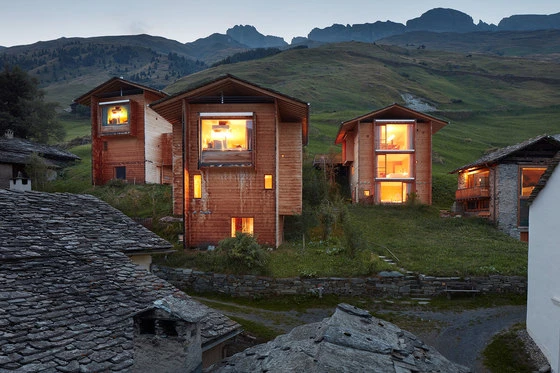 The three rentable cabins treat tourists to Leis' stunning range of vistas in all seasons. Photo: Ralph Feiner