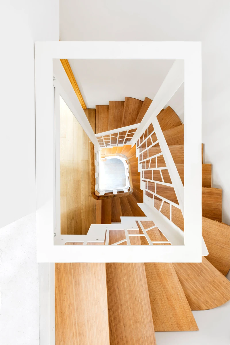 Curved cornering stairs like this U-shaped one require angled winder steps