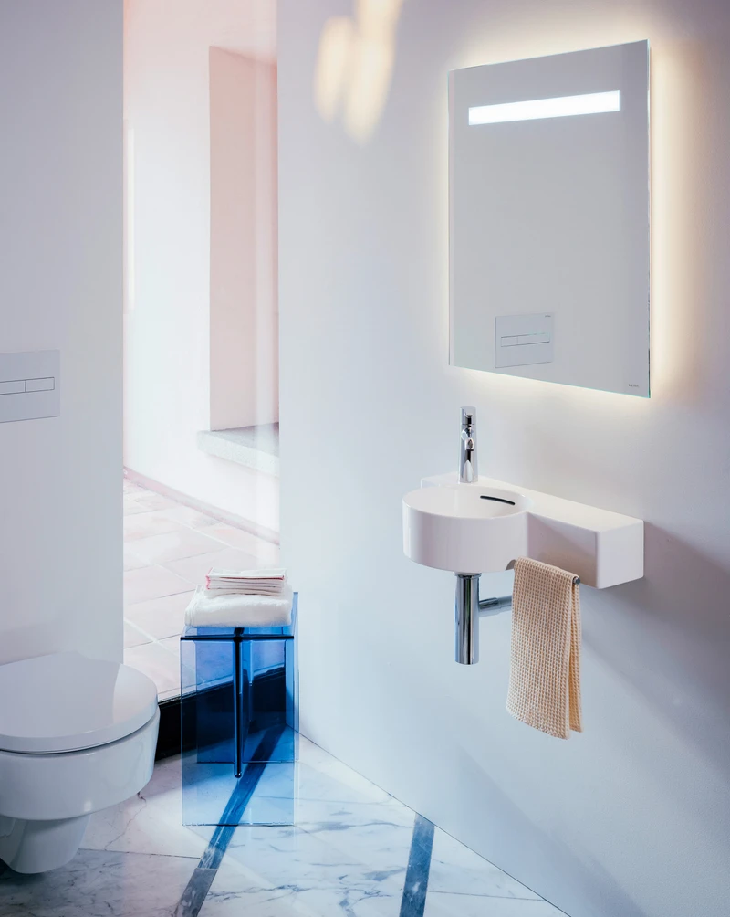 Optimal solutions down to the last detail: the towel rails are part of the concept and adapted to the design of the washbasin