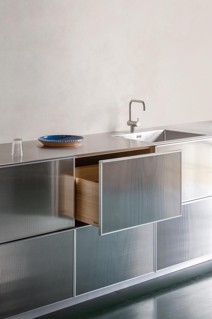 Top: The BU Series by yellow design for Foshan Blue Sanitary Ware Co., Ltd. develops an almost ephemeral presence. Above: the Reflect kitchen by Jean Nouvel for Reform captivates with fronts in monochrome, reflective steel