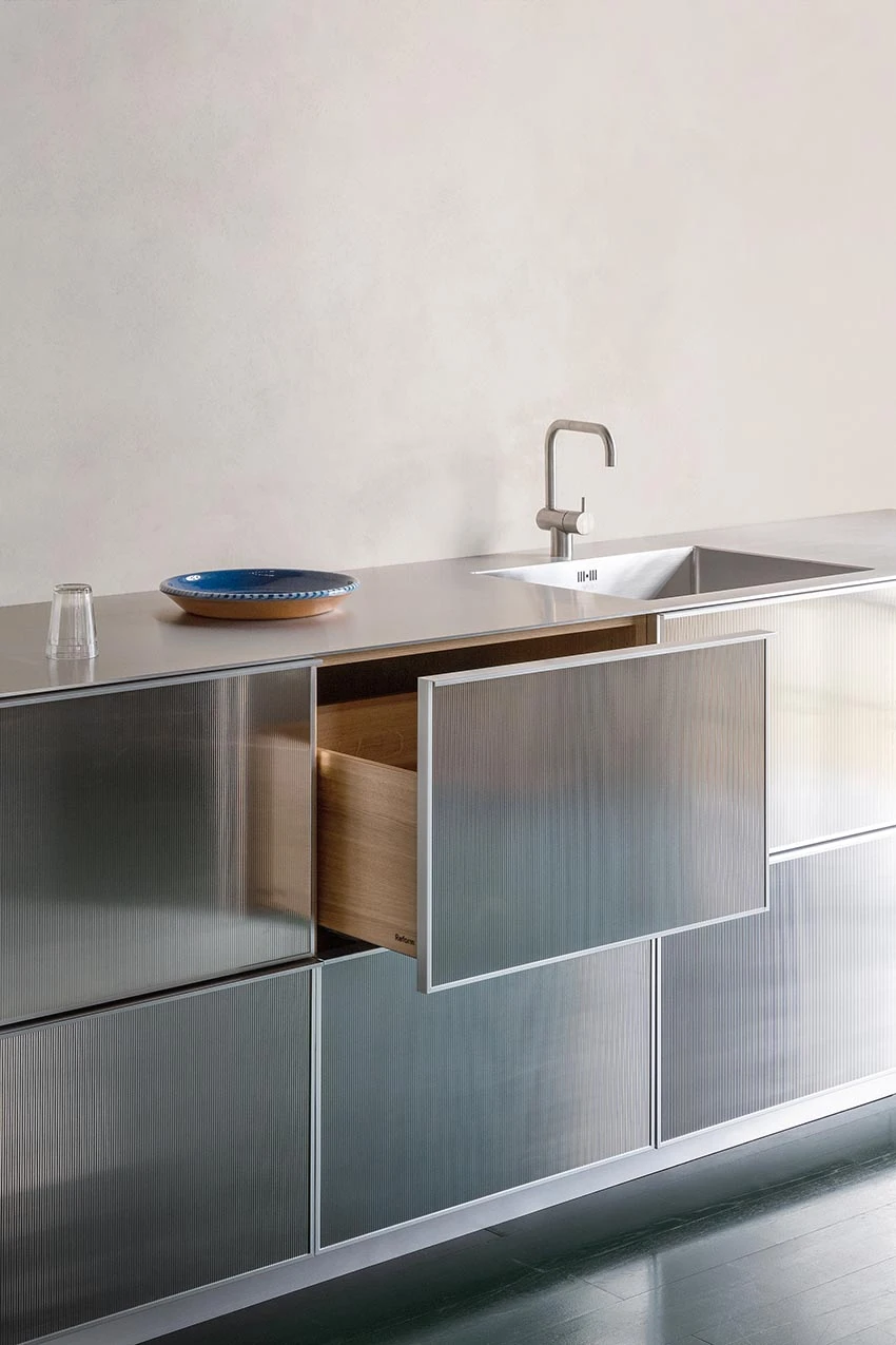 Top: The BU Series by yellow design for Foshan Blue Sanitary Ware Co., Ltd. develops an almost ephemeral presence. Above: the Reflect kitchen by Jean Nouvel for Reform captivates with fronts in monochrome, reflective steel