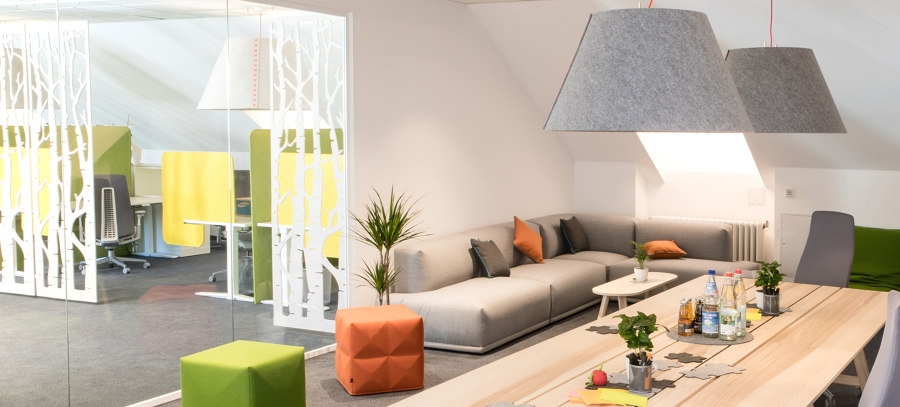 The Buzzifalls woodland partitioning psychologically encloses desk space in the GETEC office, giving an acoustic advantage to focused employees