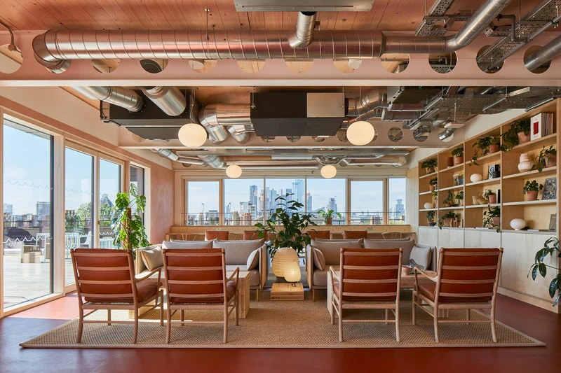 Conde House lud in seinen Showroom ein (oben), während Social Space (Mitte) und 6 Orsman Road (unten) als Begegnungszentren für das hybride Arbeitsmodell geeignet sind