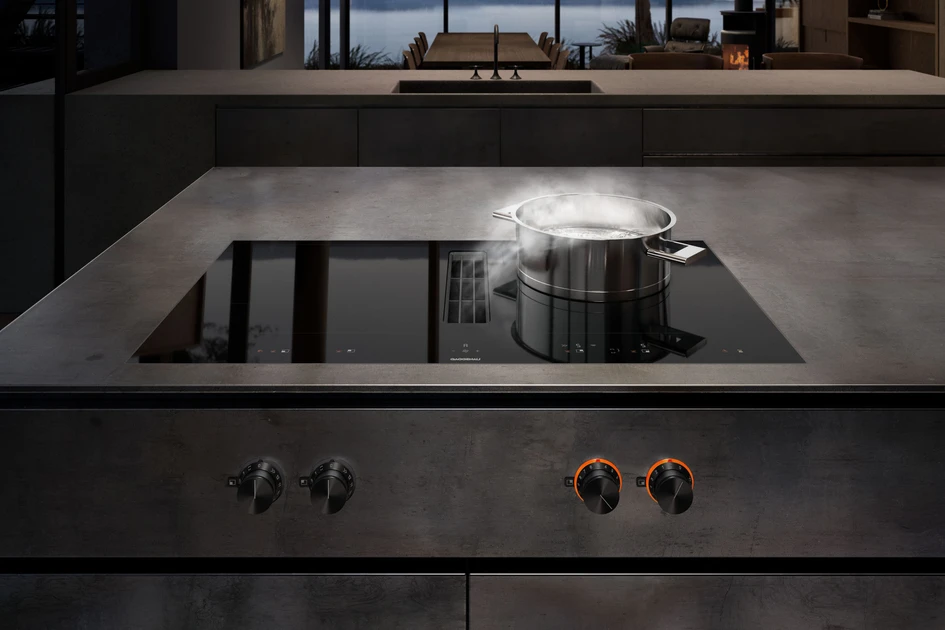 Harmonious design makes for a welcoming environment. Gaggenau’s Vario fridge-freezer combination and wine climate cabinet, and Flex induction cooktop with integrated ventilation system, both from the 400 series, blend in seamlessly with the architecture