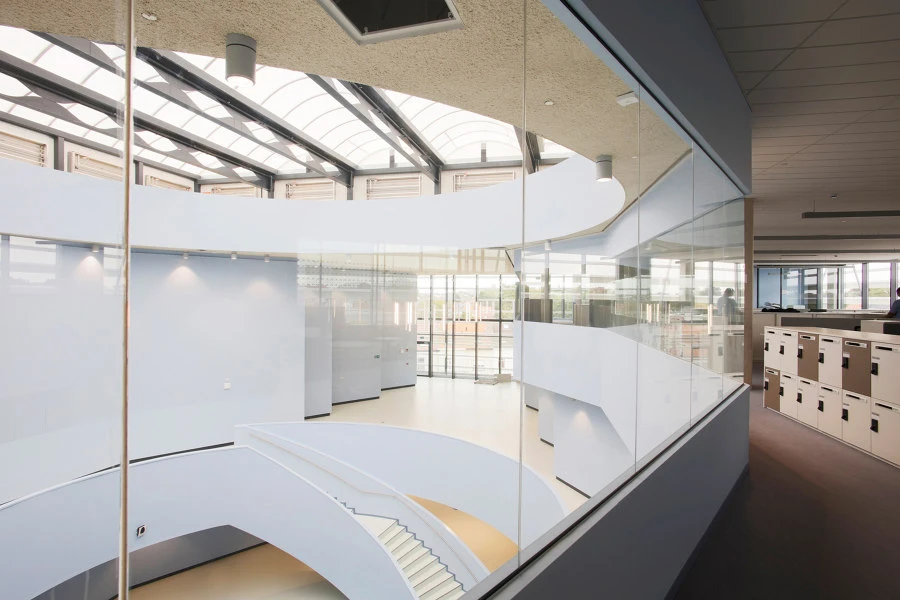 In the new Faculty of Social Sciences at Ghent University HOGENT, materials such as a permeable solar control membranes are used to intelligently save energy. Retailer: Forum Office. Photos: Sarah Blee