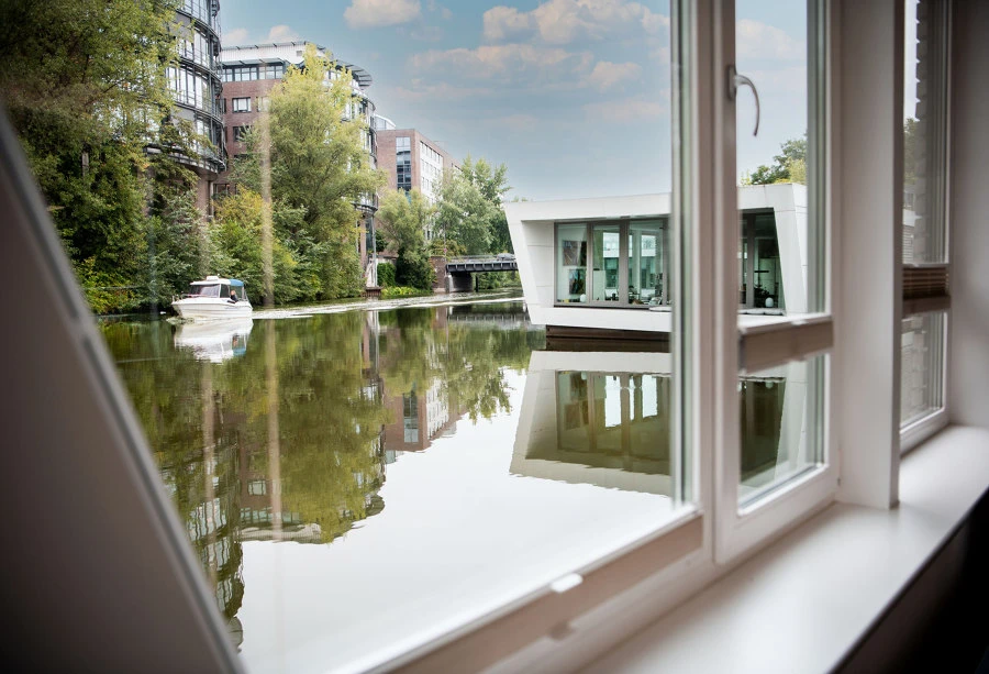 The NEOGY Floating Homes at Hamburg's Victoriakai make use of urban space without sealing it. Retailer: Philipp Bürokultur. Photo: Fotowerker