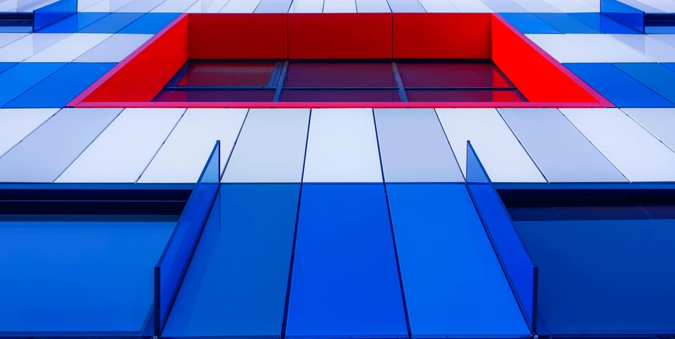 The Urca penthouse (top) uses wide glass doors to talk to the landscape, while the Europ Assistance Building (bottom) facade's Madras Transparency Glass is fed with LED light. Photos: Fernando Guerra & AO-Photos