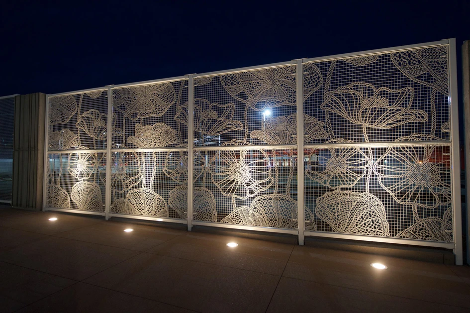 Lace Fence von REDFORT verleiht dem harten Drahtzaun ein freundliches Gesicht