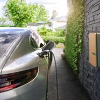 Die wasserdichte A2-Ladestation von Andersen bietet alle technischen Funktionen, die man erwarten kann, und ist mit einer eleganten Aluminium- oder Holzoberfläche ausgestattet. Foto: Andersen