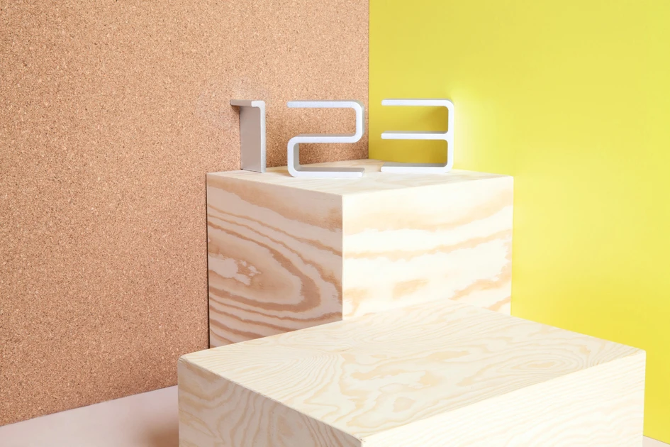 Hausnummern und Buchstaben von Authentics stechen heraus und verleihen dem Namensschild eines Hauses Tiefe