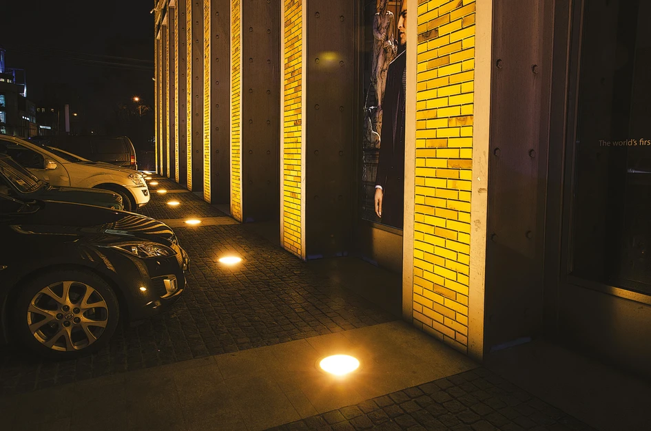 Mit wetterfesten RGB-Einbaustrahlern wie dem Modell Cassiopea von Ares können Gebäude ihre Stimmung mit Licht verändern