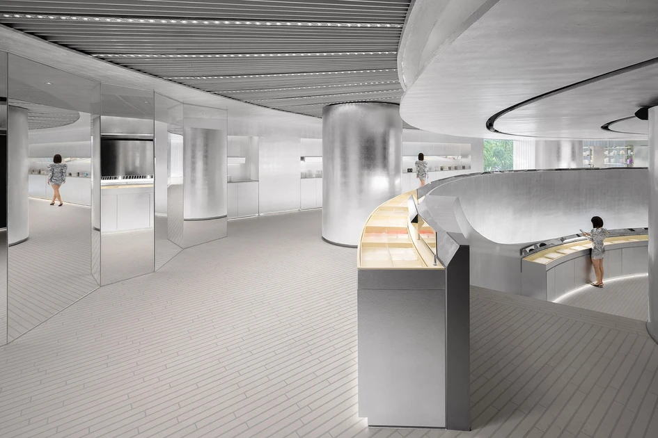 Der neue HAYDON-Flagship Store von Various Associates in Hangzhou, China, kombiniert geometrische, reflektierende und matte Oberflächen, um einen erlebnisorientierten Verkaufsraum zu schaffen. Fotos: SFAP