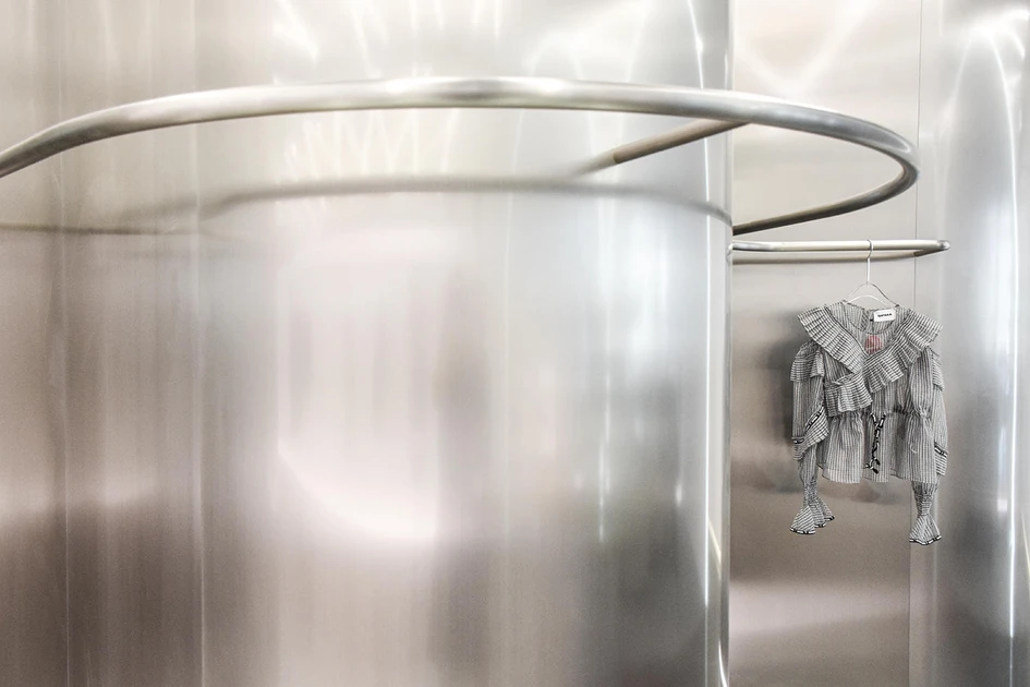 Gewagte Formen und reflektierende Metalloberflächen bilden im TGY Multi-Brand Fashion and Events Store von RAMOPRIMO in Shenyang eine schimmernde Kulisse für Modeschauen und Veranstaltungen. Fotos: Marcella Campa