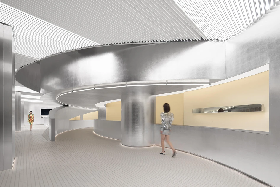 Der HAYDON-Store in Hangzhou von Various Associates verfügt über massgeschneiderte Strahler, die zusammen mit den reflektierenden Oberflächen eine helle Umgebung schaffen und die Kunden zum Stöbern einladen. Fotos: SFAP