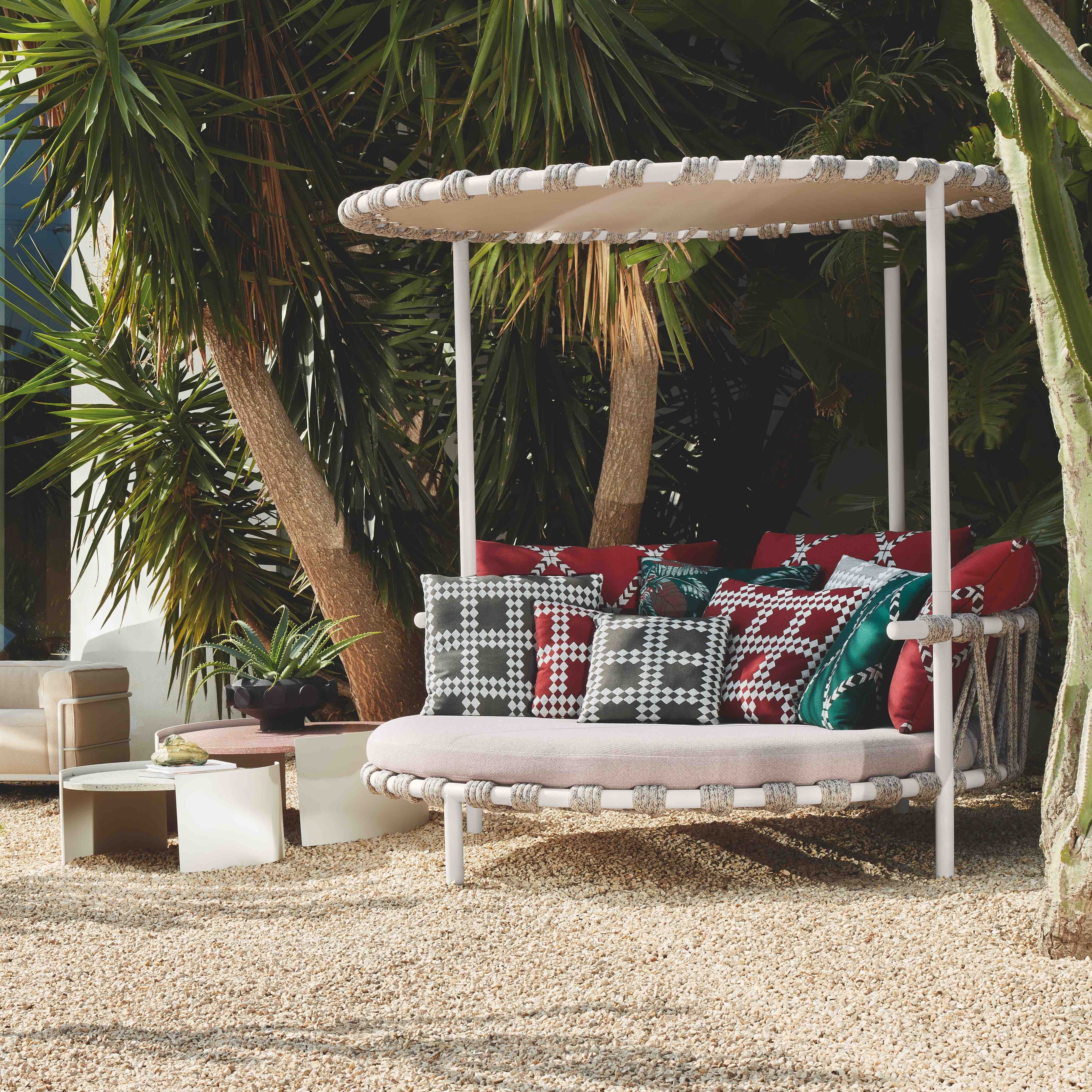 Leggi la storia Patricia Urquiola’s Trampoline collection for Cassina is an island of comfort