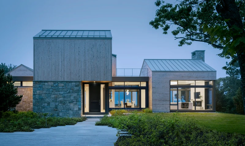 Das Maine Coast House von Marcus Gleysteen Architects verwendet freistehende und versenkte Verandaleuchten, um den Bewohnern den Weg nach Hause zu weisen. Foto: Trent Bell