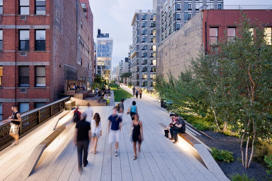 Sowohl die Naturescape-Installation in Mailand (oben) als auch die New Yorker High Line (unten) erwecken das nächtliche Blattwerk zum Leben. Fotos: Giovanni De Sandre & Iwan Baan, mit freundlicher Genehmigung von Diller Scofidio + Renfro